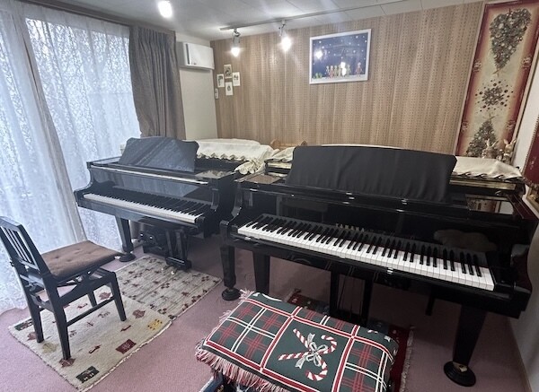 教室にはグランドピアノが2台あります